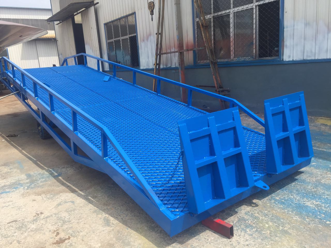 盛金機械廠家分析移動登車橋出現(xiàn)異?,F(xiàn)象的原因(圖3) \